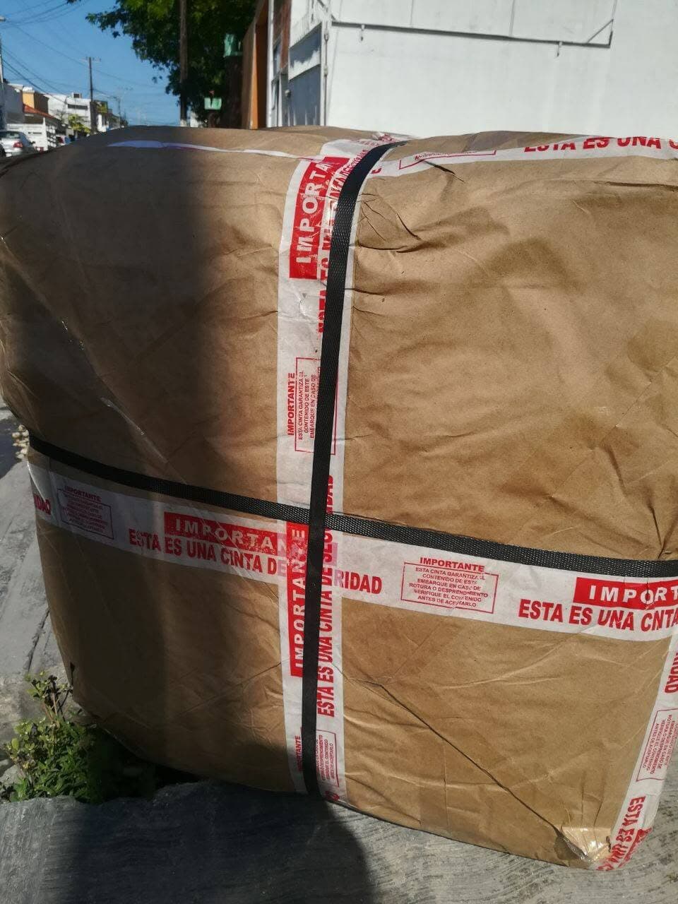 Caja entregada en México después de un envío desde Estados Unidos con Paquetería Colibrí