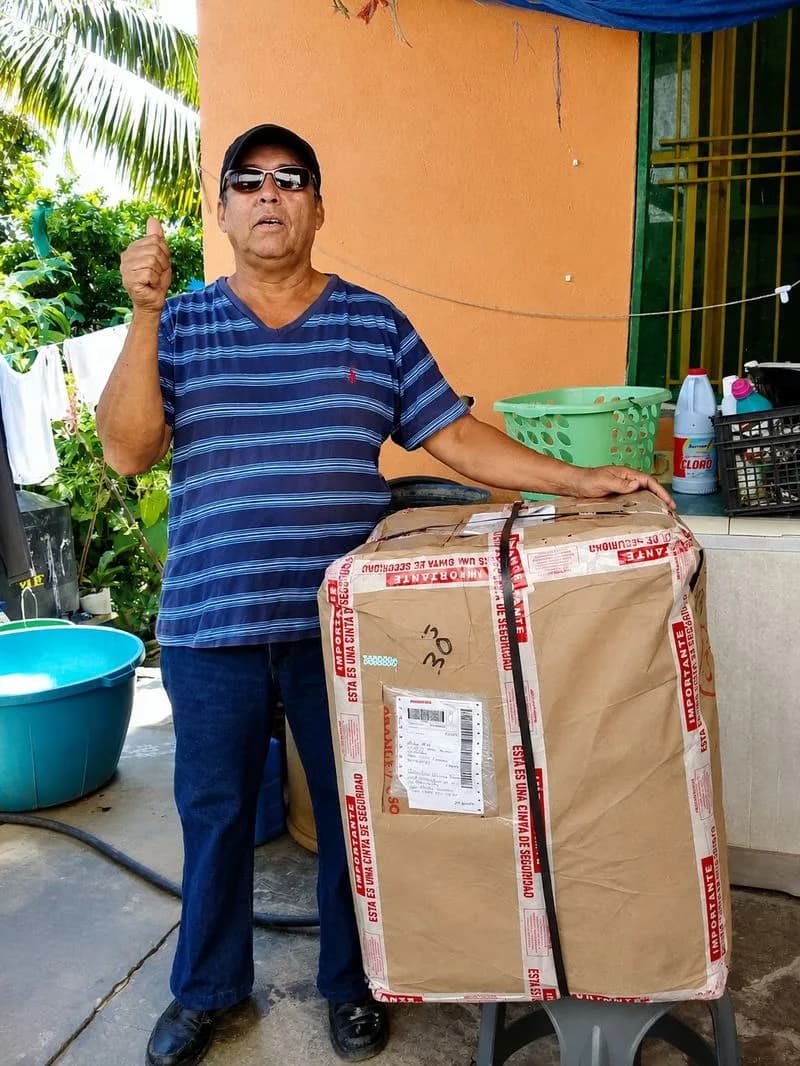 Cliente recibiendo su caja con éxito
